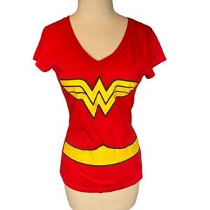 DC Comics Originals Wonder Women T-Shirt With Detachable Cape Size Medium NWOT